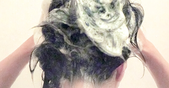 髪を洗っている画像